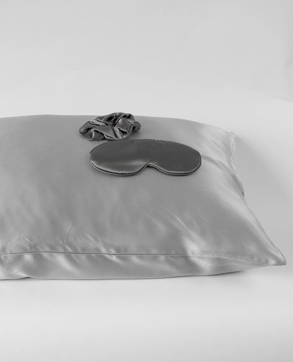 Pure Silk Beauty Sleep Set White & Grey 4 Pure Silk Beauty Sleep Set White & Grey - Image 2