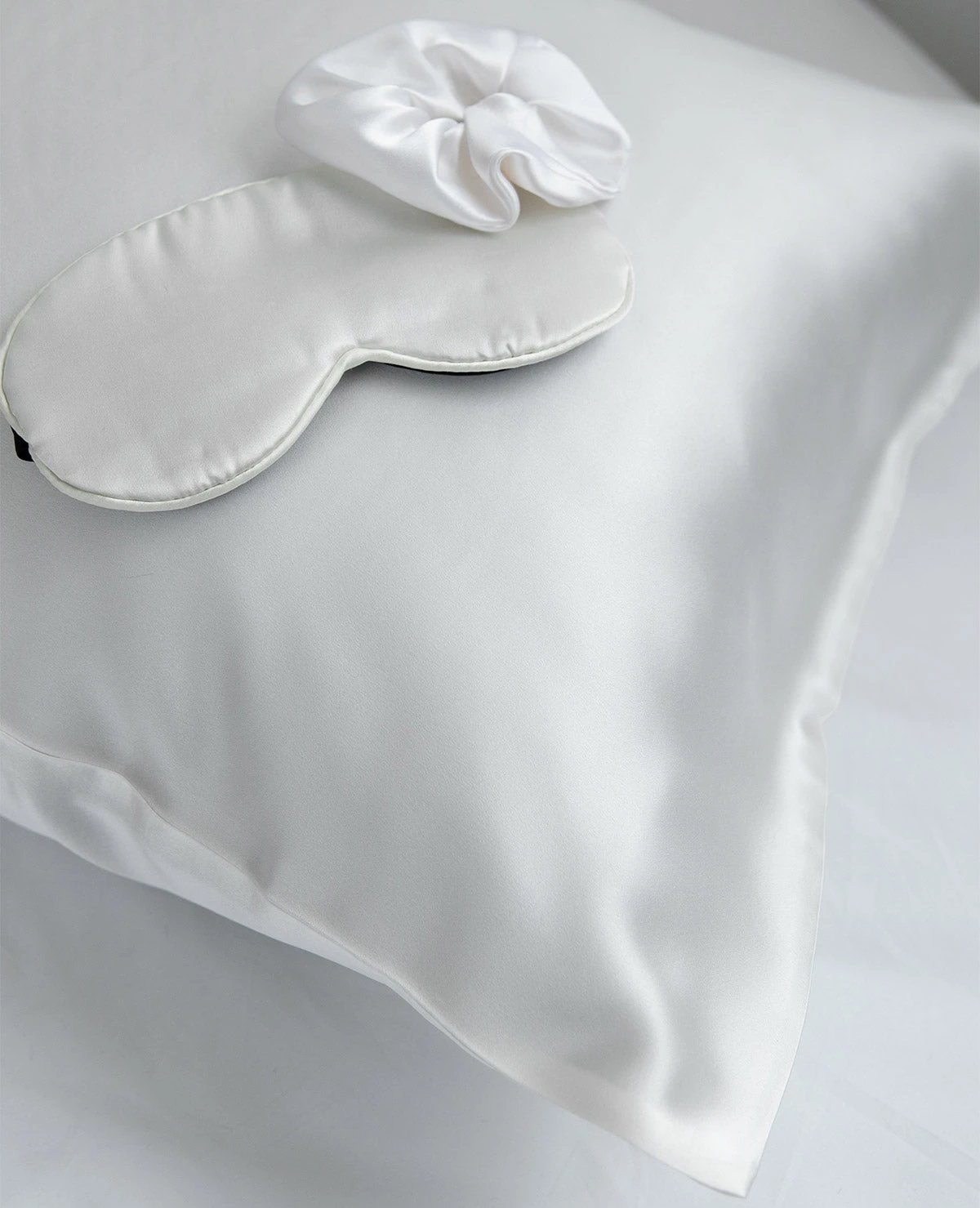 Pure Silk Beauty Sleep Set White & Grey 3 Pure Silk Beauty Sleep Set White & Grey