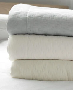 Milan Coverlet Grey/Milk -Home Textiles Shop Milan Beauty 2 71ad35e2 dfc6 49bb 8443 68dd14ea7a79